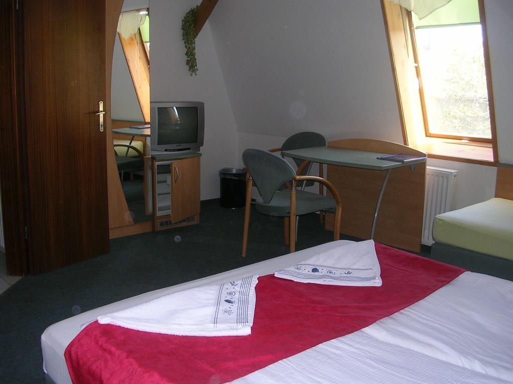 Alpokalja Panzio Etterem Bed & Breakfast Koszeg Bilik gambar